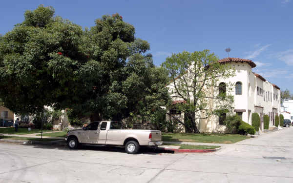 1041-1053 1/2 S Genesee Ave in Los Angeles, CA - Building Photo