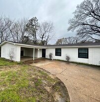 1316 E Raines Rd in Memphis, TN - Building Photo