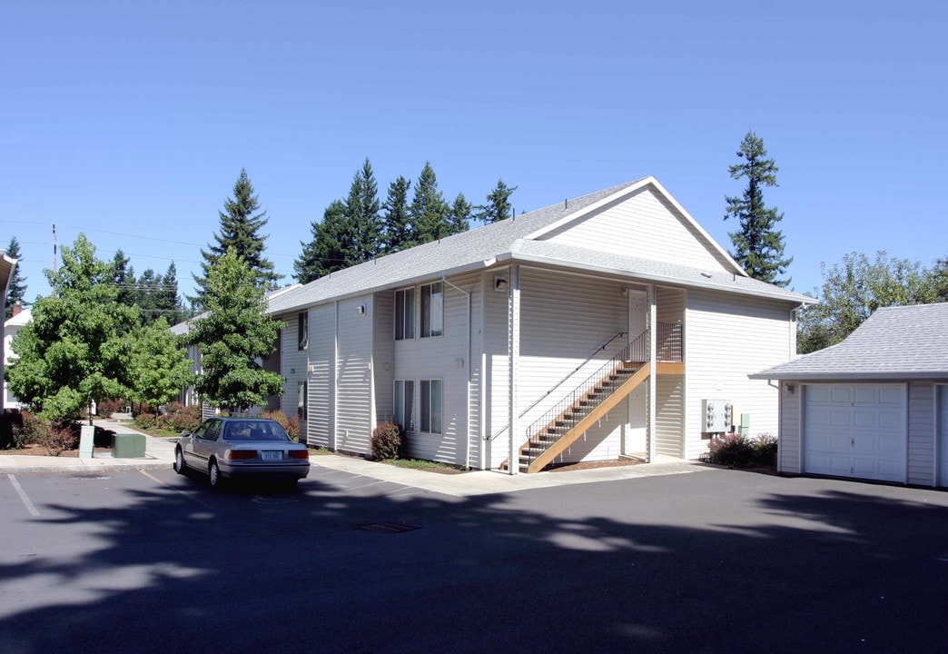 Glendoveer Golf View in Portland, OR - Building Photo