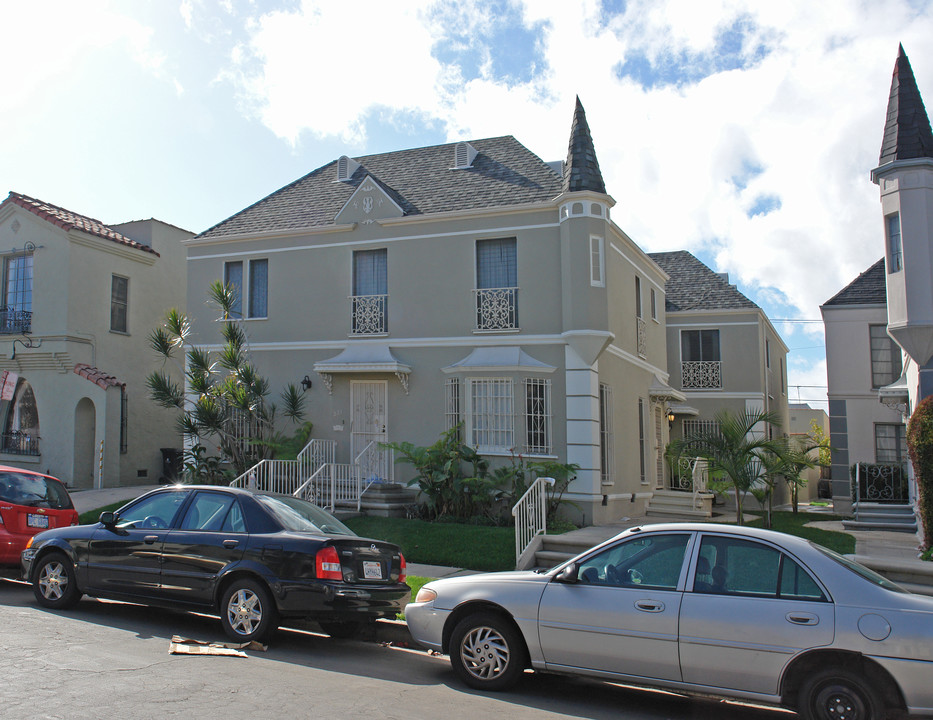 331 N Genesee Ave in Los Angeles, CA - Building Photo