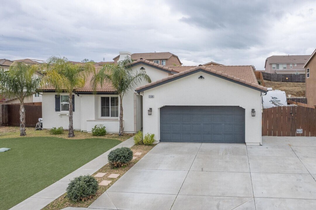 21038 Lago Bello in Friant, CA - Building Photo