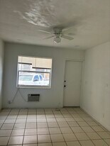 2041 Jackson St in Hollywood, FL - Building Photo