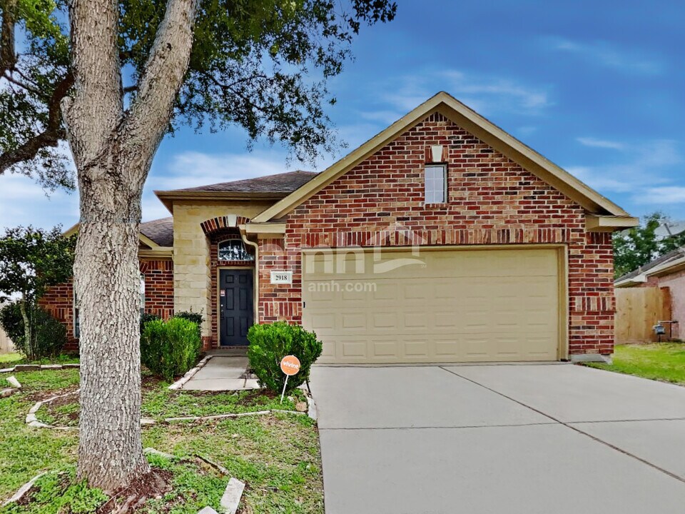 2918 Meridian Bay Ln in Dickinson, TX - Building Photo