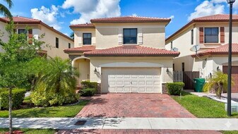 10021 NW 87th Terrace in Doral, FL - Building Photo