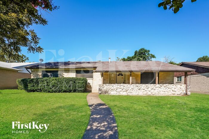 215 Oriole Blvd in Duncanville, TX - Foto de edificio