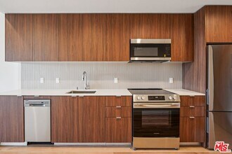 10431 Santa Monica Blvd in Los Angeles, CA - Building Photo - Building Photo