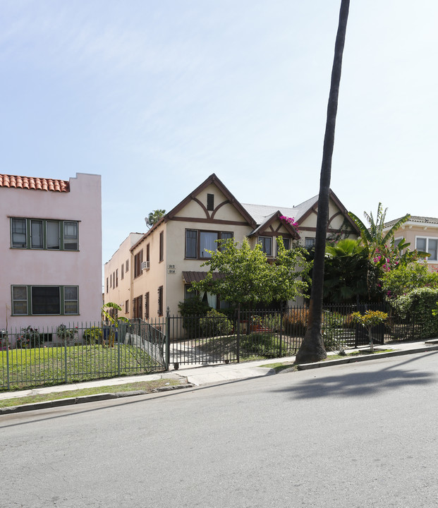 912 S Mariposa Ave in Los Angeles, CA - Building Photo