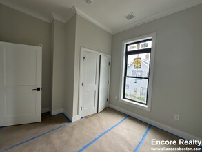 157 Everett St, Unit 101 in Boston, MA - Building Photo - Building Photo