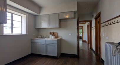 2015 N LeClaire Ave, Unit 1 in Chicago, IL - Building Photo - Building Photo