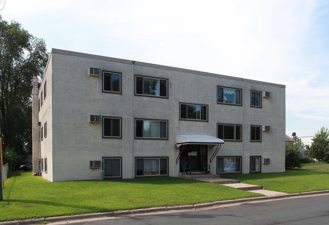 Apartments on 4th Ave in Osseo, MN - Foto de edificio - Building Photo