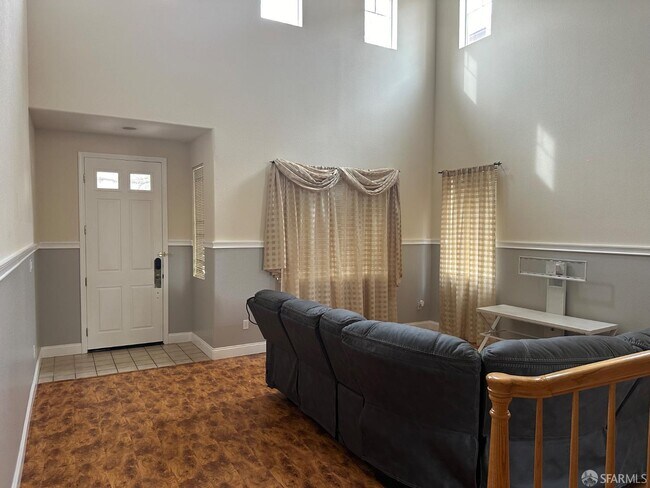 2055 Redbud Way in Antioch, CA - Building Photo - Building Photo