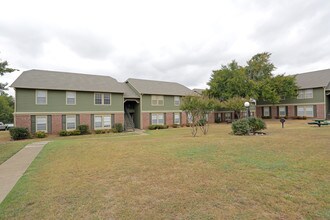 Arbors Of Cleburne in Cleburne, TX - Foto de edificio - Building Photo