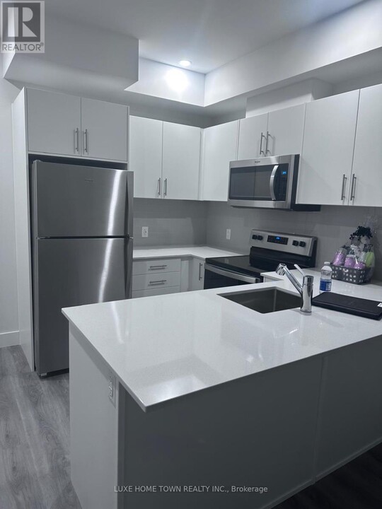 1000-1000 Lackner Blvd in Kitchener, ON - Building Photo