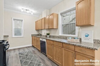 5 Washburn Ter, Unit 2 in Brookline, MA - Foto de edificio - Building Photo