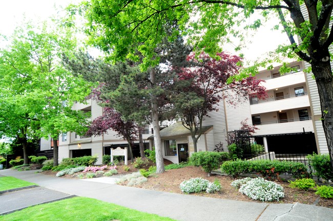 Boardwalk Apartments in Des Moines, WA - Building Photo - Building Photo