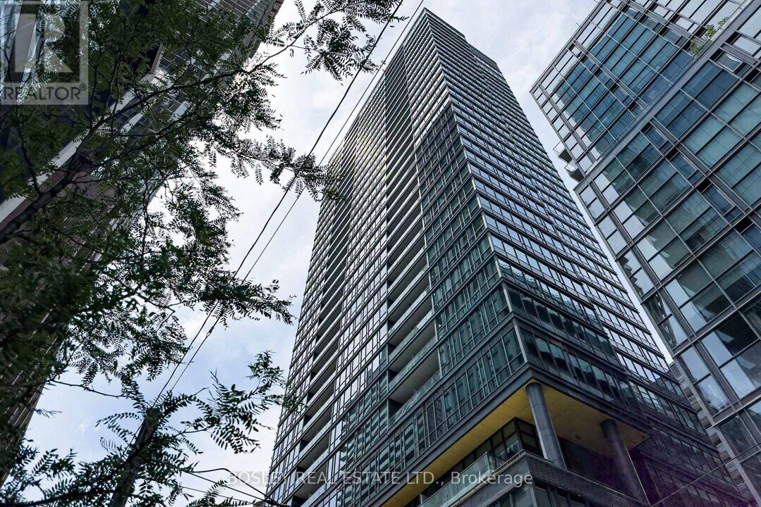 8-608 Charlotte St in Toronto, ON - Building Photo