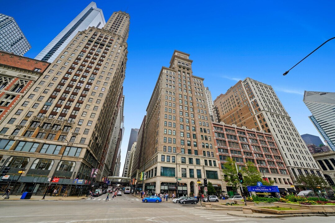6 N Michigan Ave in Chicago, IL - Building Photo