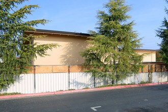 55 Canal St in San Rafael, CA - Foto de edificio - Building Photo
