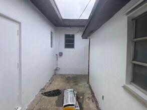 3295 NW 43rd Ter in Miami, FL - Building Photo - Building Photo