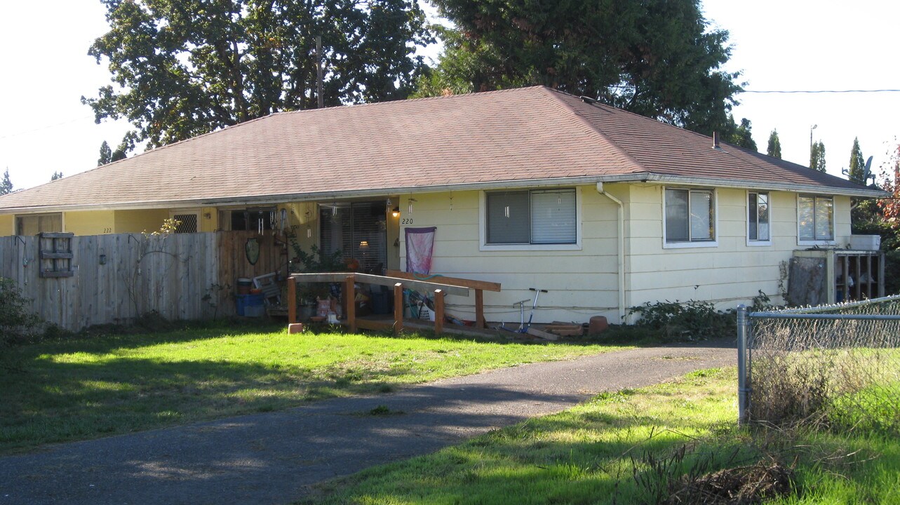 220-222 Holeman Ave in Eugene, OR - Building Photo