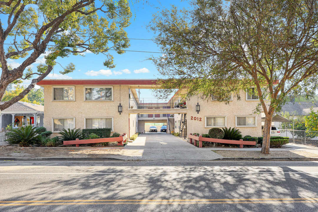 2012 Yosemite Dr in Los Angeles, CA - Building Photo