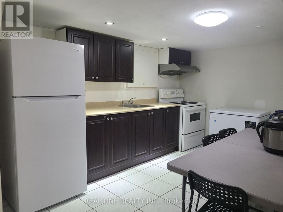 260 Taylor Mills Dr N in Richmond Hill, ON - Building Photo