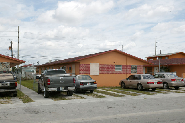 675 W 28th St in Hialeah, FL - Building Photo - Building Photo