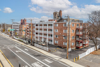 Towne House Apartments in Quincy, MA - Foto de edificio - Building Photo