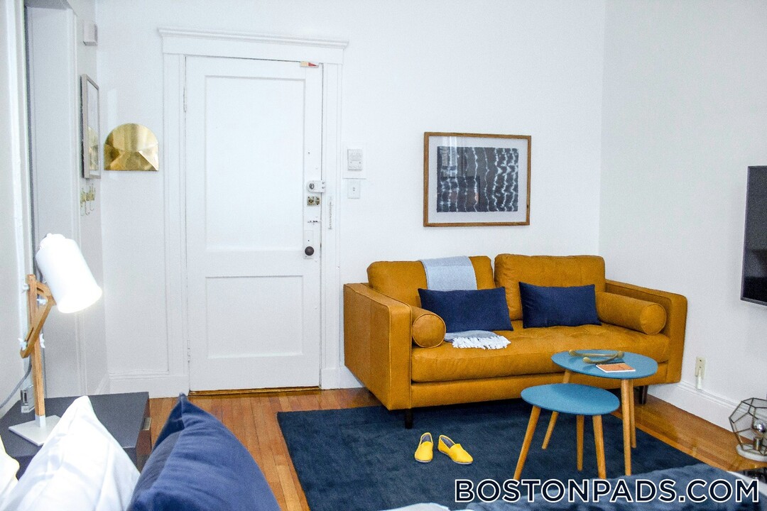 121 Park Dr in Boston, MA - Building Photo