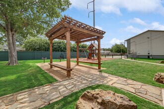 Vista Verde in Mesquite, TX - Foto de edificio - Building Photo