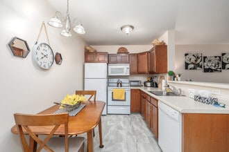 New Hartford Square Senior Apartments in Whitesboro, NY - Foto de edificio - Interior Photo