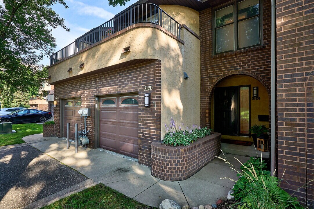 3120 Dean Ct in Minneapolis, MN - Building Photo