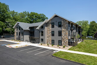 Simsbury Center Apartments in Simsbury, CT - Foto de edificio - Building Photo