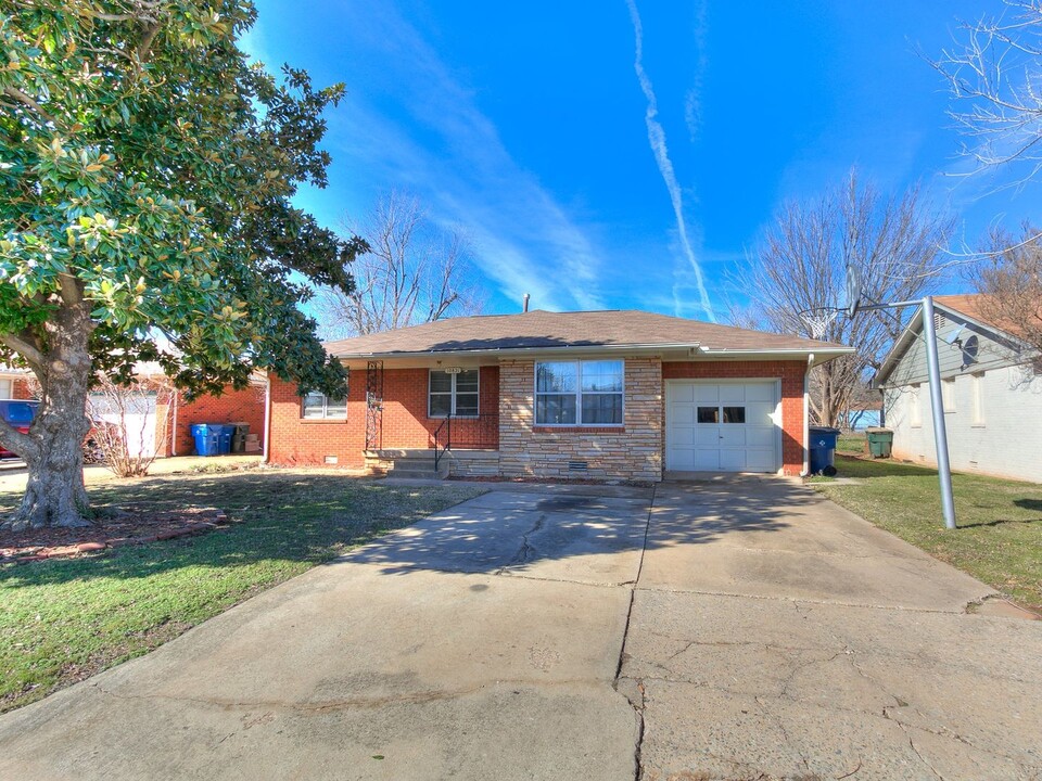 10821 Sunnymeade Pl in The Village, OK - Building Photo