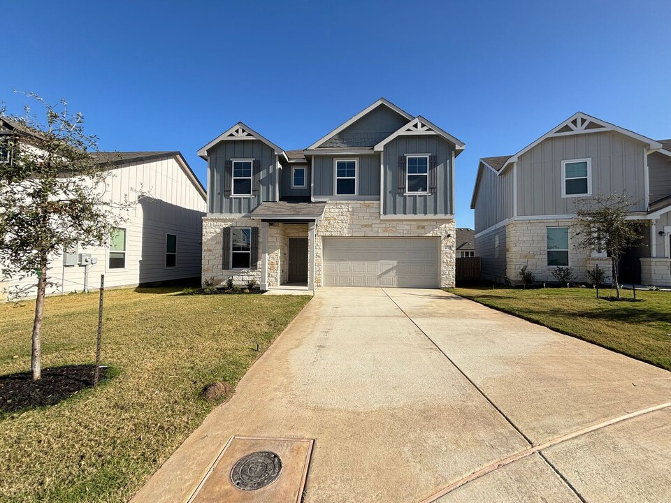 4005 Sun Meadow Ln. in Seguin, TX - Building Photo