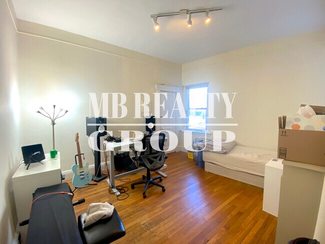 65 Park Dr, Unit 3 in Boston, MA - Building Photo - Building Photo