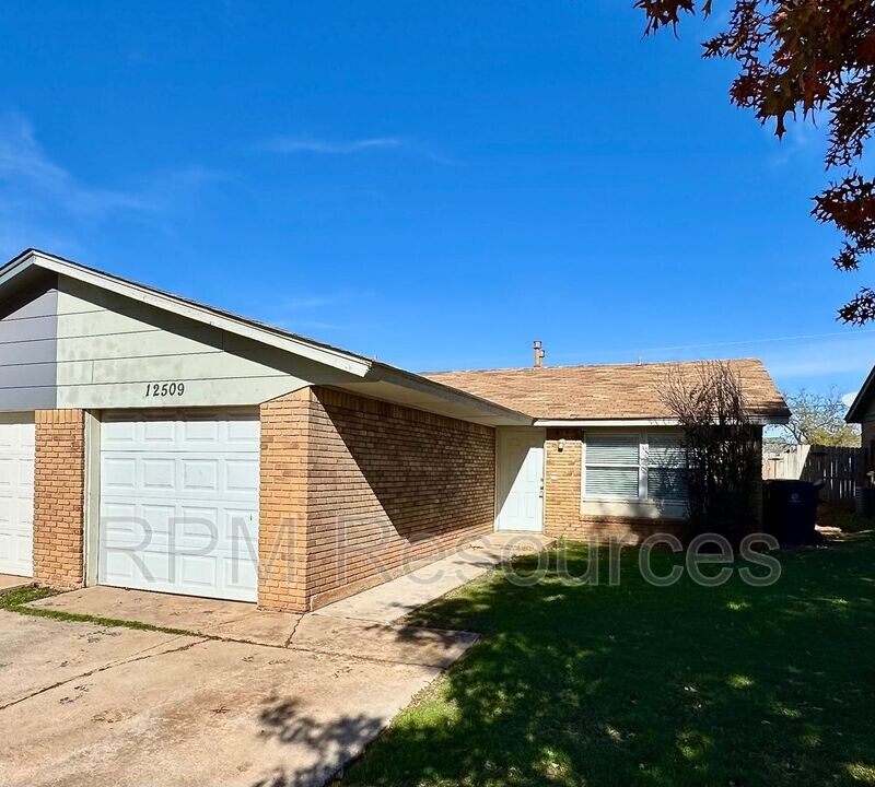 12509 SW 2nd St in Yukon, OK - Foto de edificio