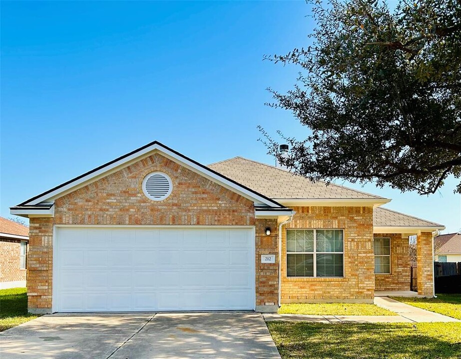 212 Hanstrom Dr in Hutto, TX - Building Photo