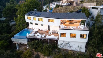 8744 Skyline Dr in Los Angeles, CA - Building Photo