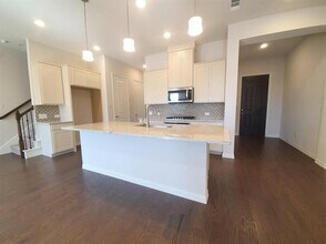 8286 Primrose Wy in Dallas, TX - Foto de edificio - Building Photo