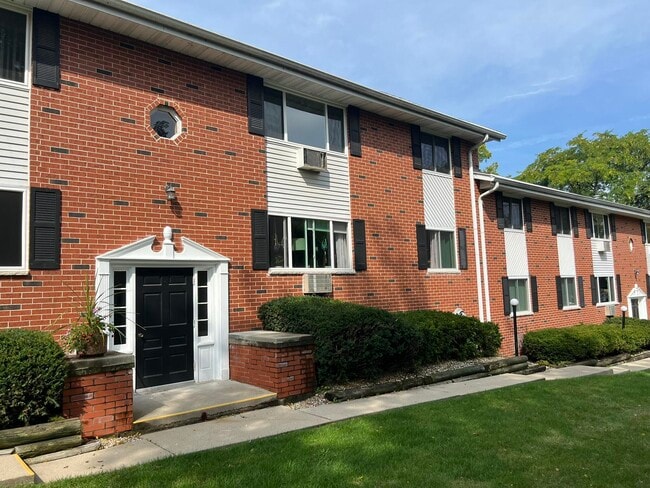 1321 W Main St in Lake Geneva, WI - Building Photo - Building Photo
