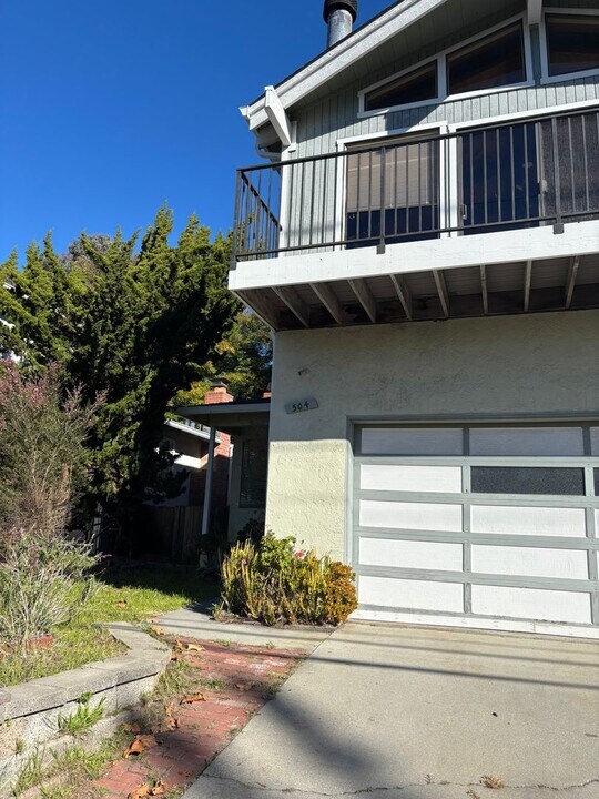 504 Western Dr in Santa Cruz, CA - Building Photo