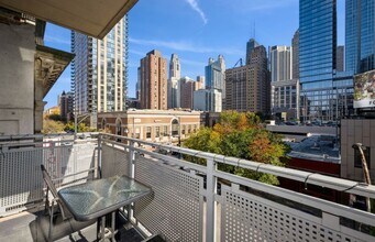 744 N Clark St, Unit 305 in Chicago, IL - Building Photo - Building Photo
