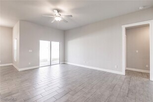 870 Columbia St in Port Charlotte, FL - Building Photo