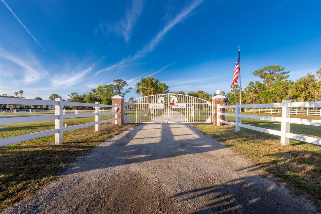 6227 Gun Club Rd in West Palm Beach, FL - Building Photo