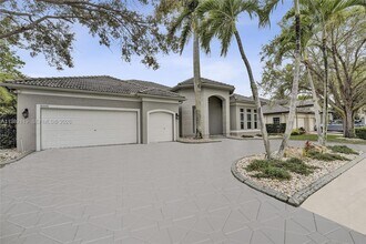 8006 N Savannah Cir in Davie, FL - Building Photo - Building Photo