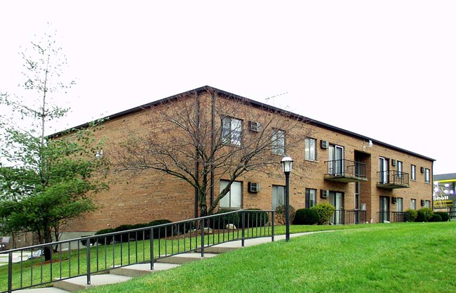 Monte Carlo Apartments & Office Suites in Cincinnati, OH - Foto de edificio - Building Photo