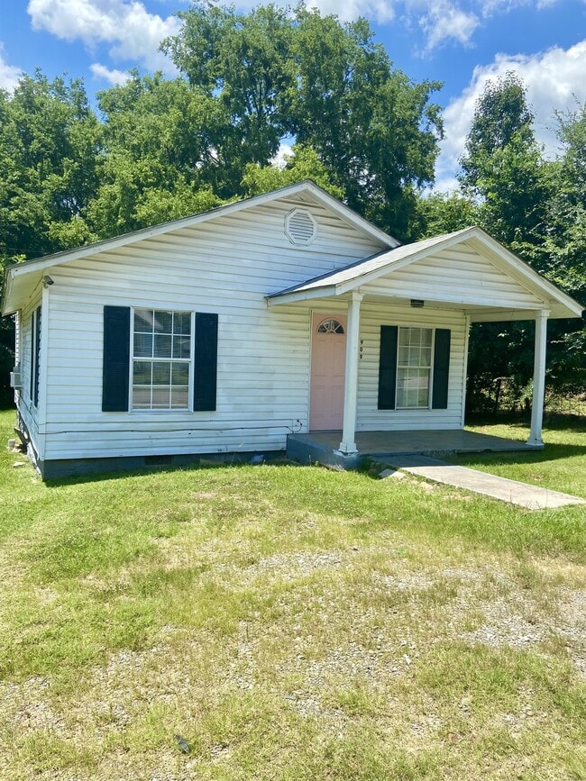 property at 909 N Saddler St
