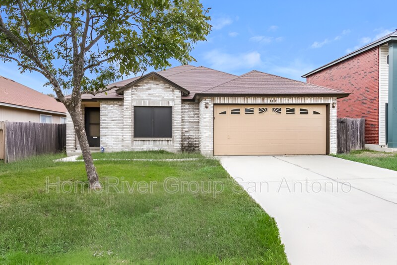 8019 Chestnut Cedar Dr in Converse, TX - Building Photo