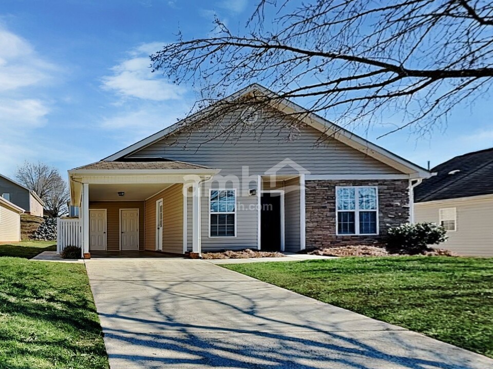 137 Charlotte Ct in Winston-Salem, NC - Building Photo